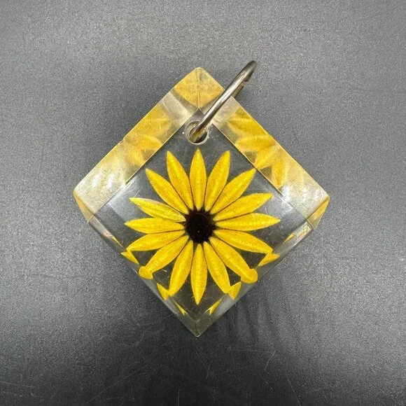 Vintage Carved Lucite Pendant Key Ring Yellow Daisy Flower Power 1970s Retro - Picture 2 of 11